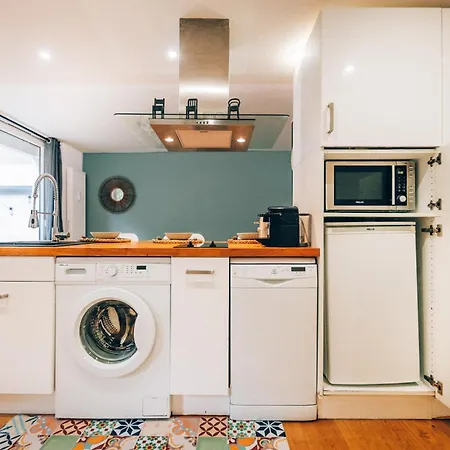 Cozy With Private Terrace Daire