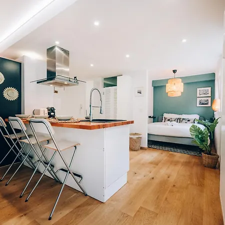 아파트 Cozy With Private Terrace