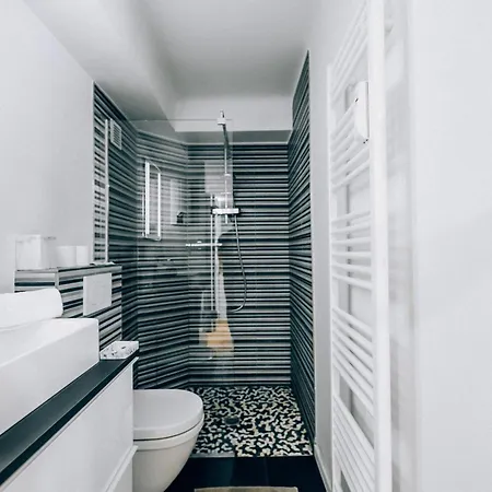 Cozy With Private Terrace شقة *