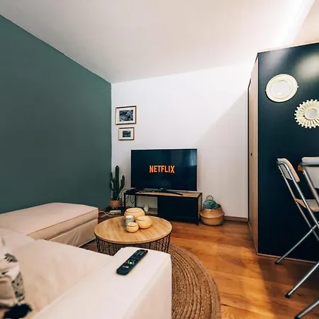 Cozy With Private Terrace 아파트 *