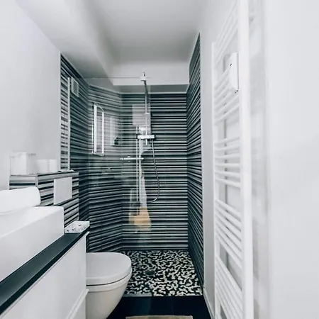 Cozy With Private Terrace شقة *