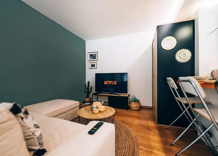 Cozy With Private Terrace Apartment *